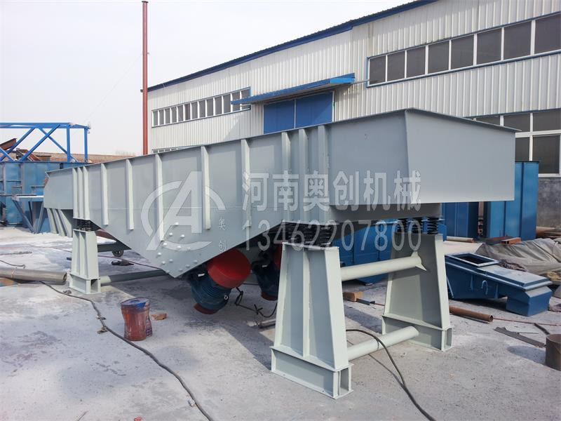 振動篩考慮的是篩網(wǎng)目數(shù)選擇問題,網(wǎng)孔過小造成物料不能順利的透網(wǎng) 振動篩考慮的是篩網(wǎng)目數(shù)選擇問題,網(wǎng)孔過小造成物料不能順利的透網(wǎng)